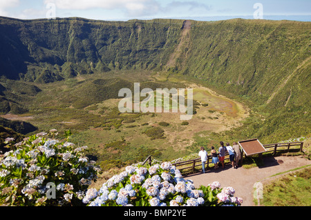 Touristen bewundern Caldeira erloschenen Vulkan im Insel Faial, Azoren, Portugal Stockfoto