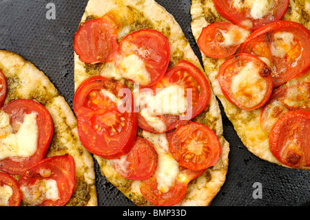 Pita-Brot mit Tomaten und geschmolzenem Kuh Mozzarella Käse Belag. Stockfoto