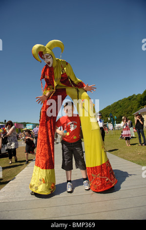 Ein Narr Harlekin Stelzenläufer Walker an der Urdd National Eisteddfod 2010, Llanerchaeron Ceredigion Wales UK Stockfoto