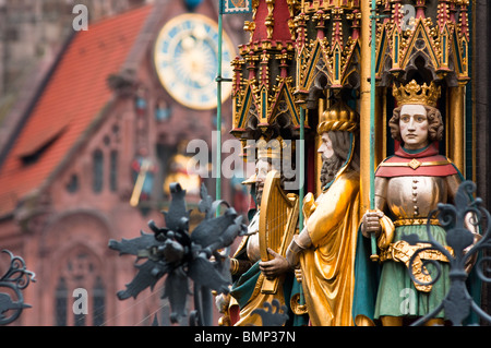 Gotischen Statuen des Schroner Bruner Brunnen (Brunnen), Nürnberg, Nürnberg, Deutschland. Stockfoto