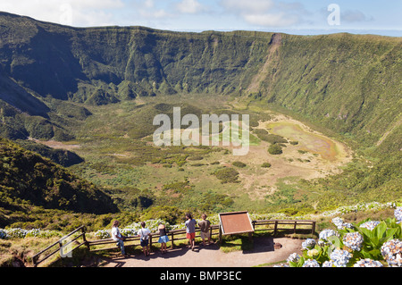 Touristen bewundern Caldeira erloschenen Vulkan im Insel Faial, Azoren, Portugal Stockfoto