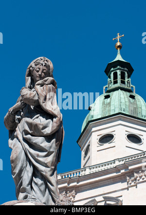 Statue der Jungfrau Maria erstellt von Wolfgang und Johann Baptist Hagenauer, Domplatz oder Domplatz in Salzburg, Österreich Stockfoto