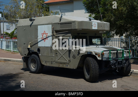 Israelische militärische Krankenwagen HMMWV Humvee in einer nördlichen israelischen Stadt geparkt Stockfoto