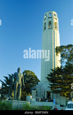 Coit Tower und Statue von Kolumbus auf Telegraph Hill Road Stockfoto