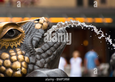 Ein Riesensalamander, Teil der "Das Ehekarussell" Brunnen von Juergen Weber in Nürnberg. Stockfoto