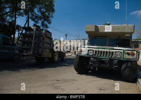 Israelische militärische Krankenwagen HMMWV Humvee in einer nördlichen israelischen Stadt geparkt Stockfoto