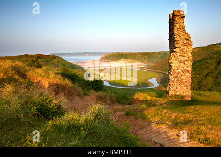 Blick über drei Klippen Bucht auf der Gower-Halbinsel von Pennard Castle Stockfoto