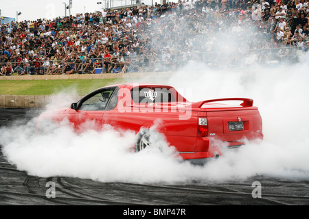 Australischen Holden Commodore-Dienstprogramm (Ute oder Abholung LKW) durchführen einen Burnout bei einer australischen Sommer-Auto-Show Stockfoto