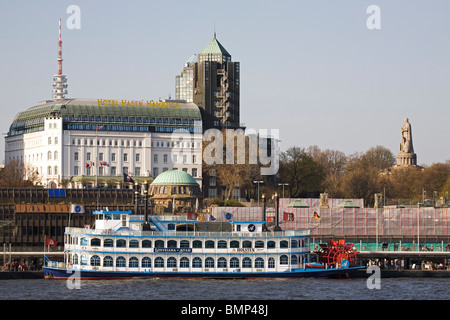 Ein Raddampfer dockt an von den Landungsbrücken unter der Skyline von St. Pauli, auf der Elbe in Hamburg, Deutschland. Stockfoto