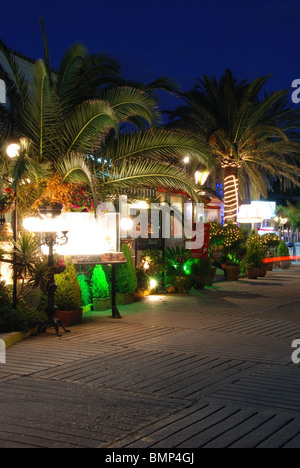 Reihe von Restaurants im Hafen bei Nacht, Puerto Cabopino, Marbella, Costa Del Sol, Provinz Malaga, Andalusien, Spanien. Stockfoto