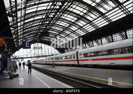 Bahnhof Köln Köln Deutschland Deutschland Europa mit Deutsche Bahn DB ICE Zug Stockfoto