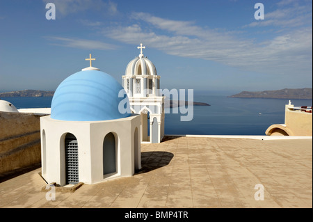 2 Kirche Kuppeln Firostefani Santorini Kykladen-griechische Inseln Stockfoto