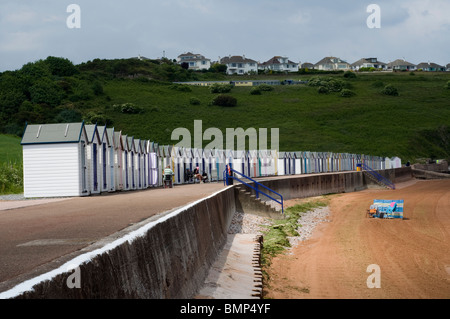 Strandhütten an Broadsands, Paignton, Devon, Klippe Klippen Felsen Felsenufer Küste Küste Urlaubsort an der Küste Meer, englische Riviera Stockfoto