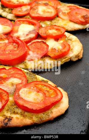 Pita-Brot mit Tomaten und geschmolzenem Kuh Mozzarella Käse Belag. Stockfoto