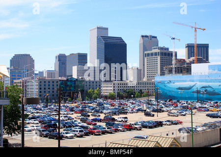Parkplatz in der Nähe von Gebäuden; New Orleans; Louisiana; Vereinigte Staaten von Amerika Vereinigte Staaten von Amerika Stockfoto