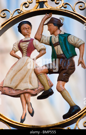 Traditionelle Schmiedeeisen hängenden Schild in Salzburg, Österreich. Stockfoto