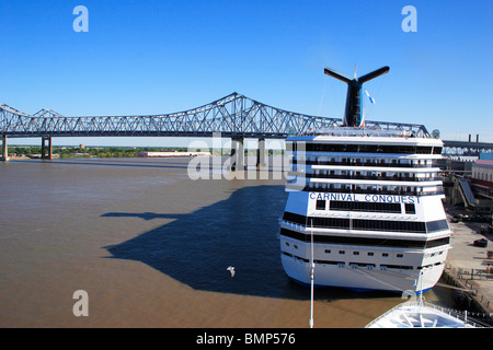 Kreuzfahrtschiff in der Nähe von crescent City Verbindungsbrücke über den Mississippi River, Twin Freischwinger Brücken, New Orleans, Louisiana Stockfoto