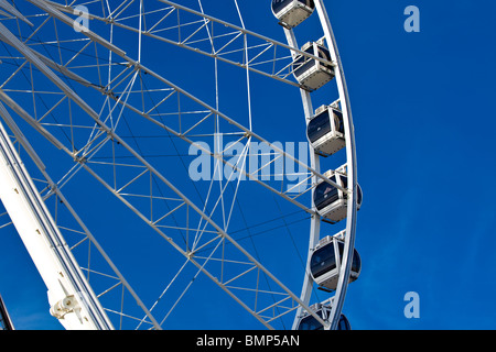 großes Riesenrad auf blauen Himmelshintergrund. horizontalen Schuss Stockfoto