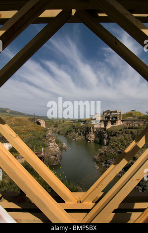 Das alte Wasserkraftwerk Rutenberg aus dem Jahr 1932 bei Naharayim oder Baqoura, wo der Yarmouk Fluss in den Jordan in Israel mündet Stockfoto