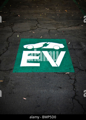 Logo in die Fahrbahn eines Bank-Parkplatzes darauf hinweist, dass der Parkplatz reserviert ist, für das Aufladen von Elektrofahrzeugen nur lackiert. Stockfoto