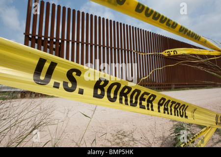 Gelbe US Border Patrol Barrikade Band in der Nähe der Grenzmauer zwischen den USA und Mexiko in der Nähe von Hidalgo, Texas, und Reynosa, Mexiko Stockfoto