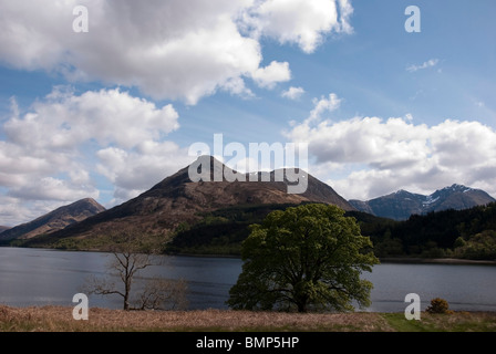 Ansicht von Garbh Bheinn Berg über Loch Leven mit Stob Dubh im Hintergrund in der Nähe von Ballachulish Lochaber, Schottland Stockfoto