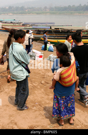 Boote an Chiang Khong Mekong Fluss, Thailand. Stockfoto