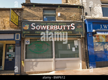 Obst-und Gemüsehändler shop Front im Stadtzentrum Peak District Glossop derbyshire Stockfoto