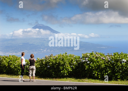 Frau Touristen bewundern Berg Pico aus Insel Faial, Azoren, Portugal Stockfoto