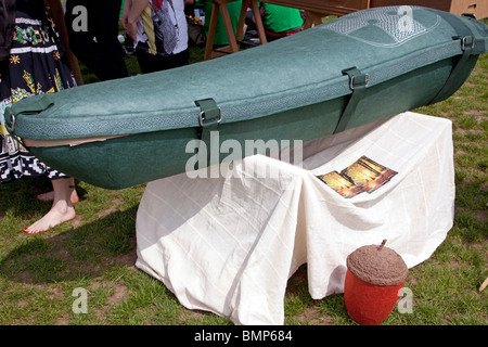 Öko-Sarg aus papier Pappmaché am Camden Green Fair, London Stockfoto