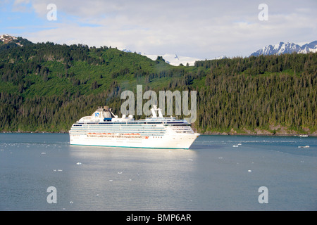 Insel Prinzessin Kreuzfahrtschiff der Princess Cruise Line in der Nähe von Hubbard Gletscher; St.-Elias-Nationalpark; Enttäuschung-Bucht; Alaska. Stockfoto