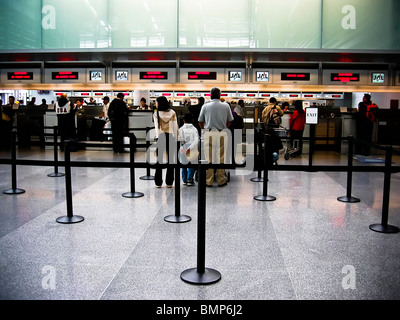 Menschen stehen in der Schlange am internationalen Terminal in San Francisco Airport Stockfoto
