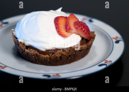 Erdbeeren auf einer Schokolade Sahne im Cookie-Kruste Stockfoto