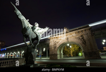 Skulptur in Pont de Bir-Hakeim, Paris Stockfoto