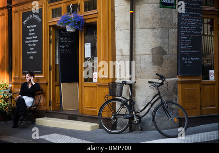 Eine Kellnerin, telefonieren, Paris Stockfoto