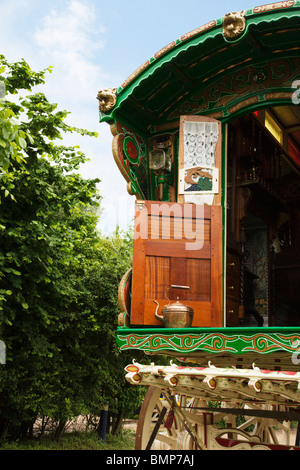 Vorne ein Zigeunerwagen. Stockfoto