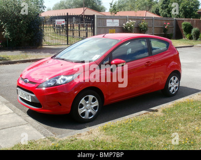 Ford Escort Auto geparkt in der Nähe, Stanwell Moor, Surrey, England, Vereinigtes Königreich Stockfoto
