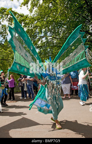 Frau in einem durchdachten Kostüm in der Parade am West End Festival Sonntag 2010 im Kelvingrove Park, Glasgow Stockfoto