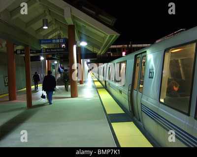 Menschen zu Fuß entlang der u-Bahn-Plattform Stockfoto