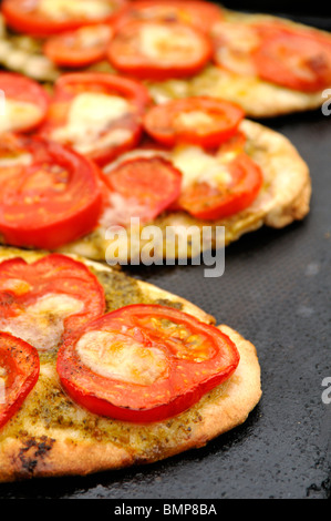 Pita-Brot mit Tomaten und geschmolzenem Kuh Mozzarella Käse Belag. Stockfoto