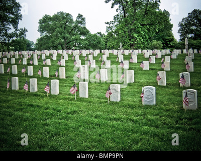 Veteranen Abschnitt von Crown Hill Friedhof, Indianapolis, Indiana, USA dekoriert mit uns Flaggen am Memorial Day. Stockfoto