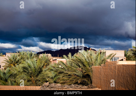 Moderne Neghborhood und Jorf Berg, Figuig, Provinz von Figuig, orientalische Region, Marokko. Stockfoto