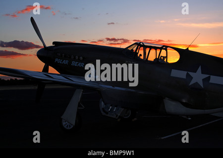 Ein North American P-51A Mustang sitzt auf der Rampe bei Sonnenuntergang. Stockfoto