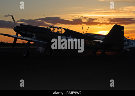 Ein North American P-51A Mustang sitzt auf der Rampe bei Sonnenuntergang. Stockfoto