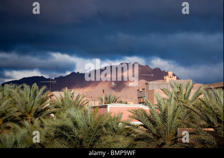 Moderne Neghborhood und Jorf Berg, Figuig, Provinz von Figuig, orientalische Region, Marokko. Stockfoto