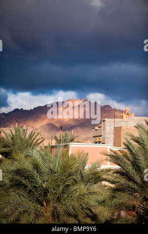 Moderne Neghborhood und Jorf Berg, Figuig, Provinz von Figuig, orientalische Region, Marokko. Stockfoto