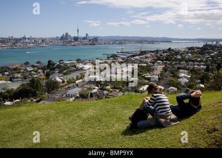 Touristen, die gerne über zentrale Auckland von Devonport. Stockfoto