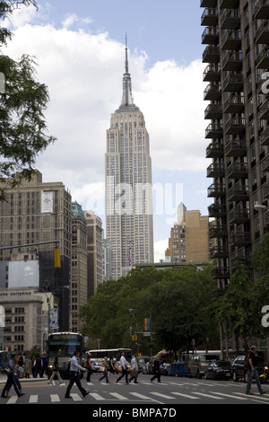 Blick nach Norden vorbei an 23rd Street auf der 5th Avenue mit dem Empire State Building dominiert den Himmel. New York City Stockfoto