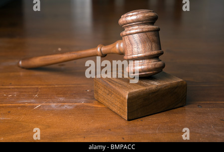Richter oder Auktionatoren Hammer auf Holztisch Stockfoto