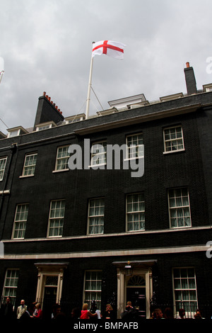 12.06.10 die Flagge von St. Georg über Nummer 10 Downing Street die englischen Nationalmannschaft spielen heute in der WM zu unterstützen. Stockfoto